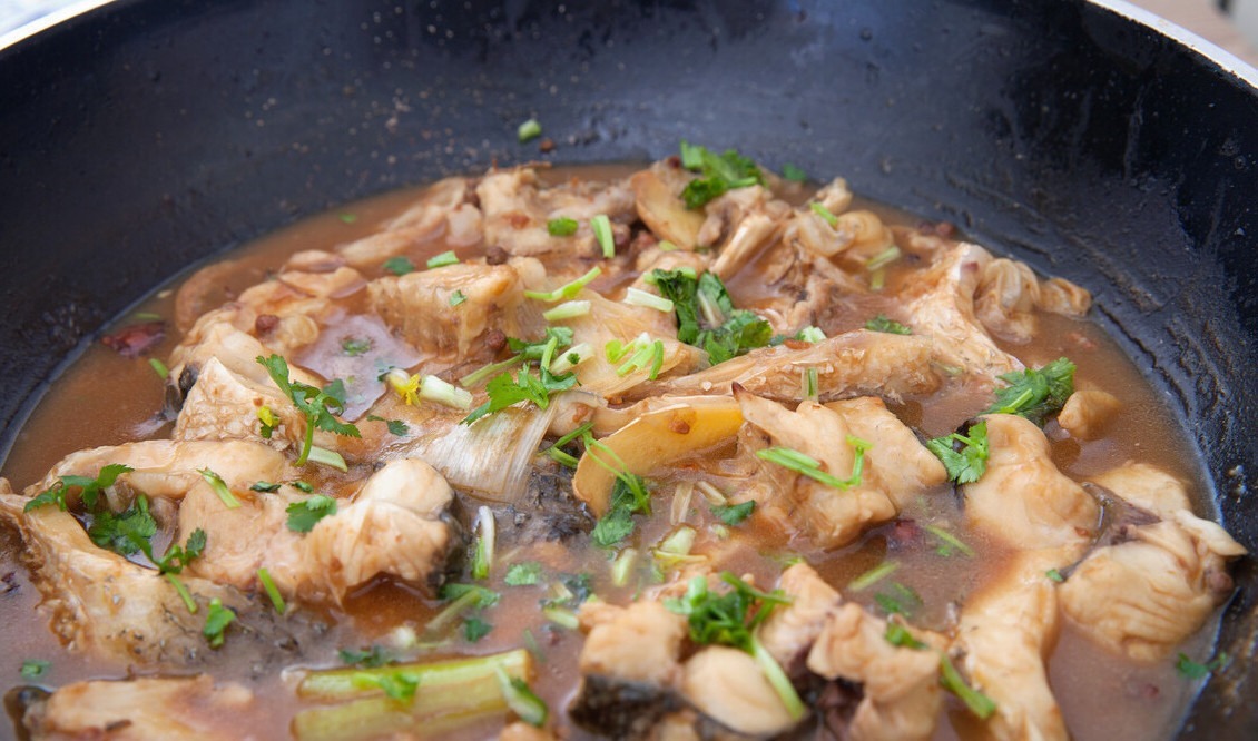 炖鱼,不要只会加料酒,多放这2样,鱼肉鲜嫩不柴,去腥效果好