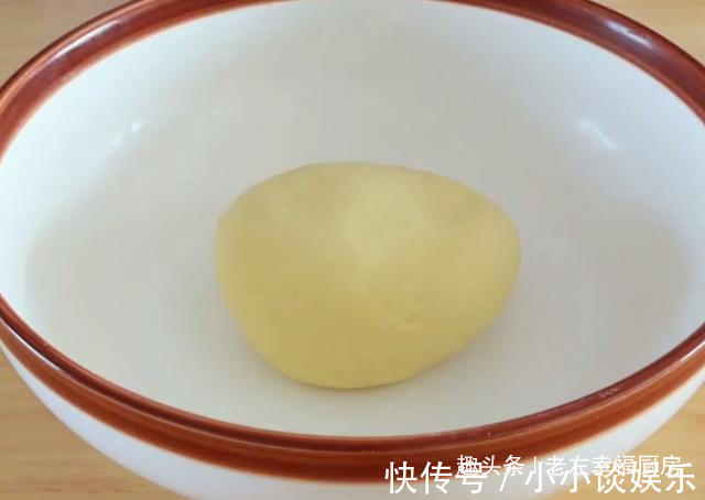 两颗鸡蛋一碗面，给儿子做了一个小零食，暄软香甜，超级好吃