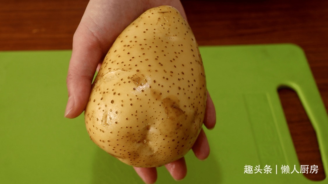 土豆别再炖肉了,教你一个新吃法,好吃到停不下来,比吃肉香!