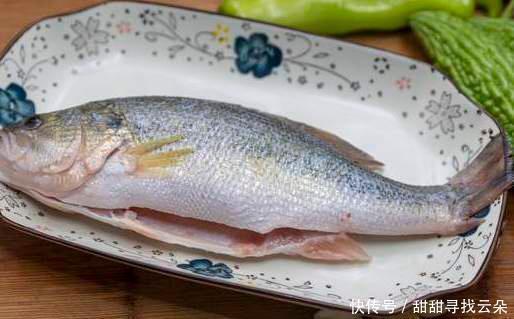 教你做清蒸鱼的正确方法,不放盐也不用料酒,鱼肉鲜嫩无腥味