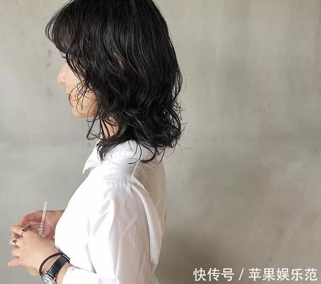 搭配|流行的这些短发发型设计搭配,每一款都很减龄!