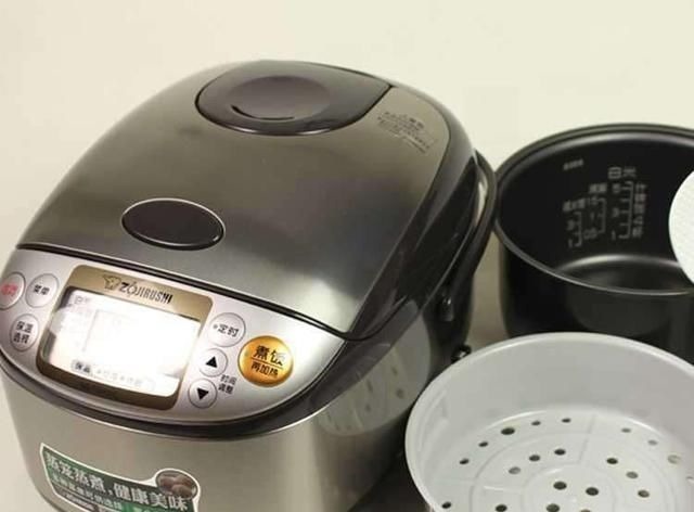 电饭煲又油又脏,别再胡乱用水擦,教你个方法,一擦就干净