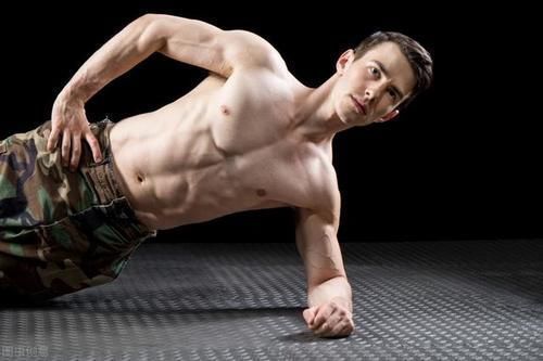 锻炼|想要练出强悍的核心力量,不要错过了健腹轮,同时刺激全身肌肉