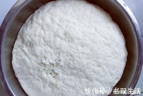 发酵粉蒸馒头，有人加小苏打有人放食用碱教你正确做法，不发酸