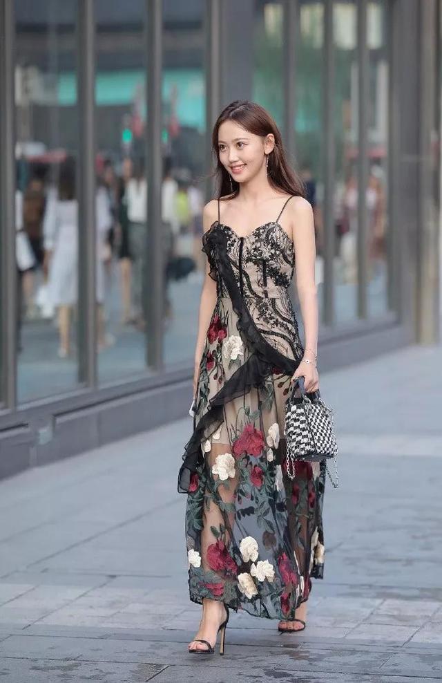 街拍:穿浅色裙子的小胖妹,可爱温柔,是那么的讨人喜欢