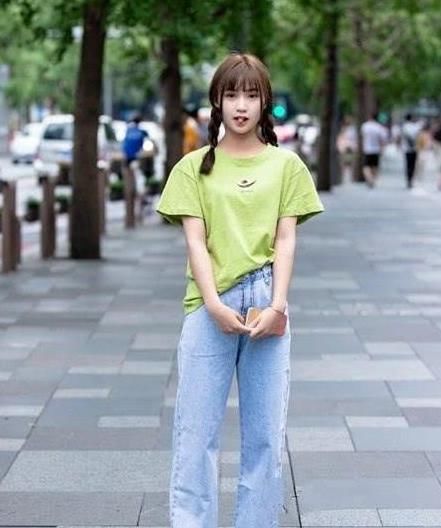  白色|街拍：小姐姐绿色短袖搭配蓝色牛仔裤，展现出清新淡雅的气质
