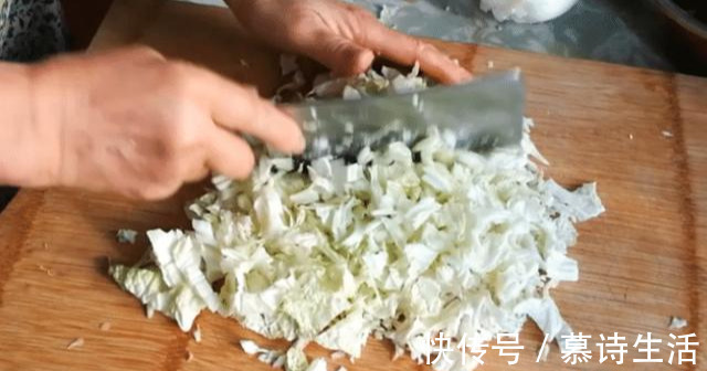 天冷了,大白菜这样吃最过瘾,不炖豆腐,鲜香营养3大碗不够吃!