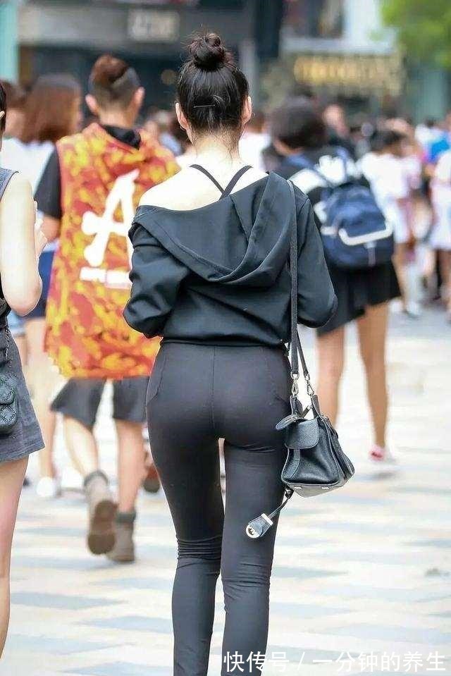 塑身 白色连帽上衣搭配黑色居家打底裤，休闲设计，细节决定整体版型！
