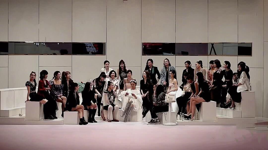  宫廷|《乘风破浪的姐姐》上演“宫廷大戏”，谁不服谁，害苦了黄晓明