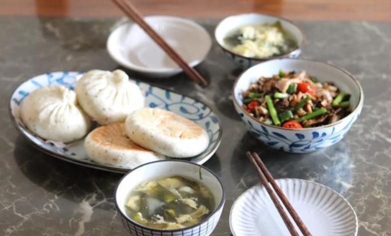 白灼秋葵|孩子不在家,老两口的晚餐走红朋友圈,网友:最好的美食要用心做