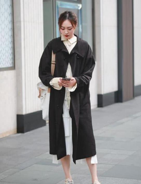 街拍:面容姣好的时尚小姐姐,黑色的连衣裙显优雅大方淑女风