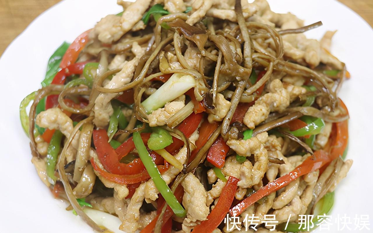 这道菜|家常菜茶树菇炒肉丝,肉丝鲜嫩,茶树菇干香,再挑食的孩子也爱吃