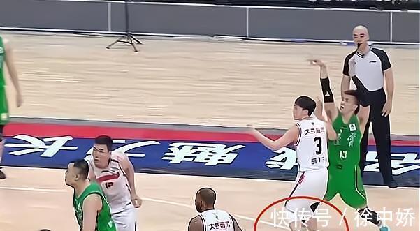 落脚点|两场比赛垫脚三人!导致郭艾伦受伤,胡明轩是老惯犯了?