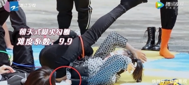 宋雨琦|《奔跑吧》苗苗做游戏险走光,宋雨琦帮忙遮挡,主动拉baby起身细节暖心