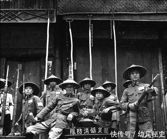 民国时期|罕见民国老照片:民间艺人街头耍猴拳,最后一张是民国时期消防员