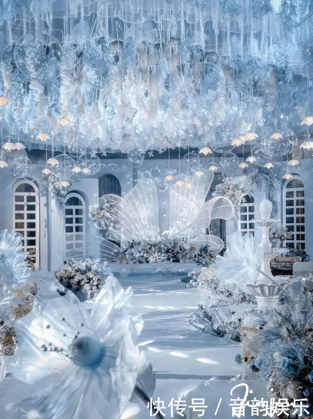 通透蓝的童话婚礼,有漂浮在海上的泡沫,和静谧的海棠花开