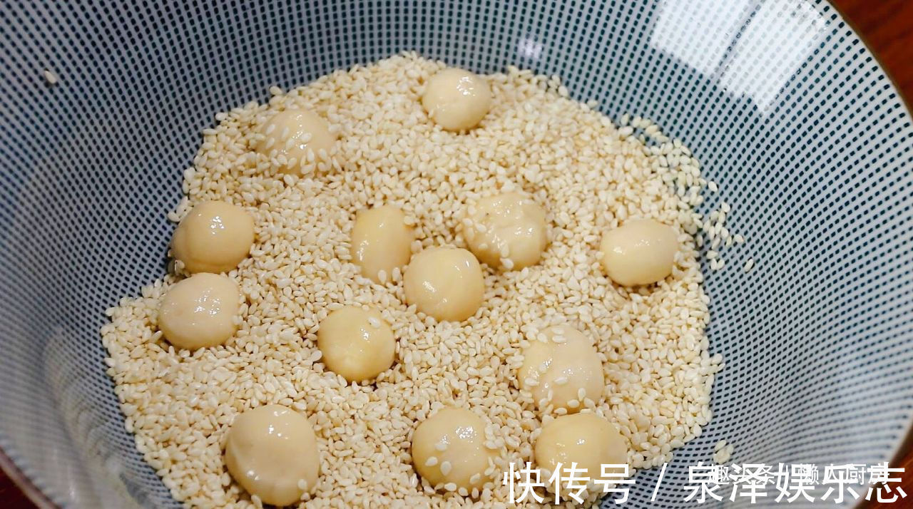 过年吃的茶食不用买，自己在家做，半斤面粉能做好多，又香又脆