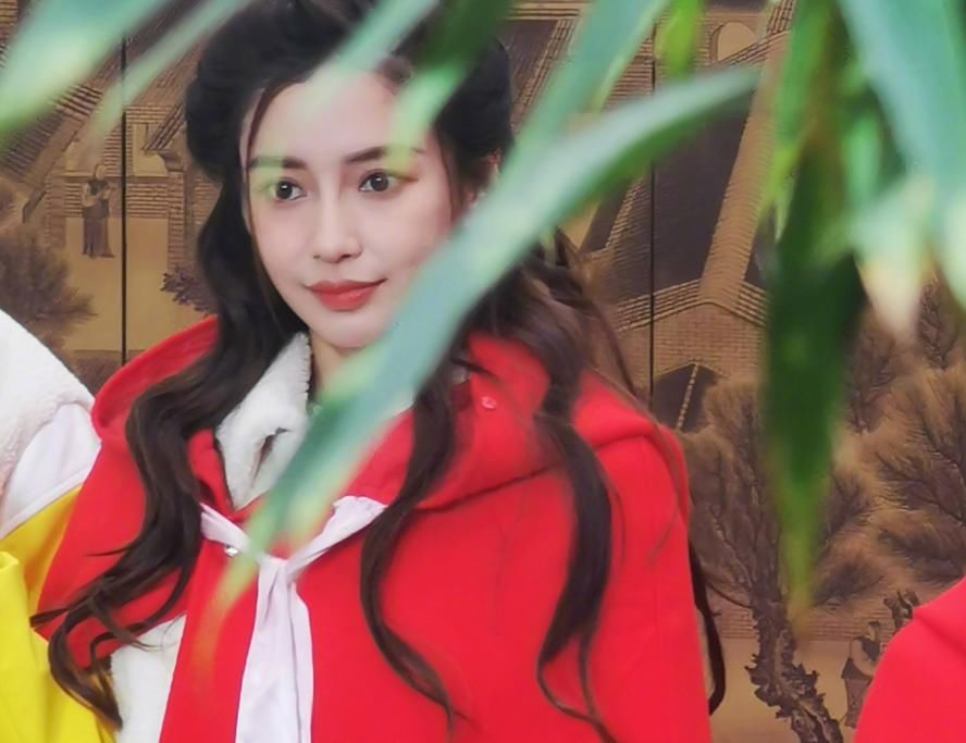  棉花|蔡徐坤吃棉花糖的时候，谁注意到身后的baby在干啥？当妈的秒懂