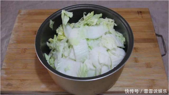 白菜别只会炒着吃,教你一个新吃法,好吃得停不下嘴
