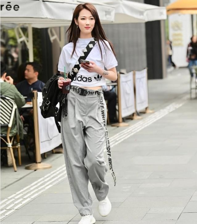 街拍:一起逛街的小姐妹,貌美如花,笑容甜美可爱