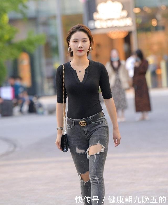 搭配 牛仔打底裤搭配时尚黑色上衣,变高显高一个度,最有女人味的穿搭!