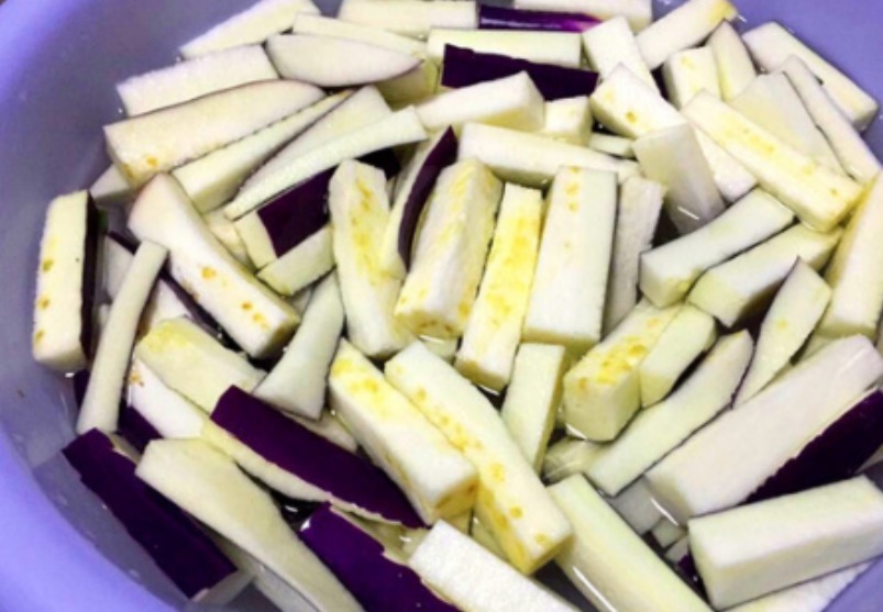 烧茄子前，一定要“泡水”很多人做错了，难怪茄子油腻，不入味