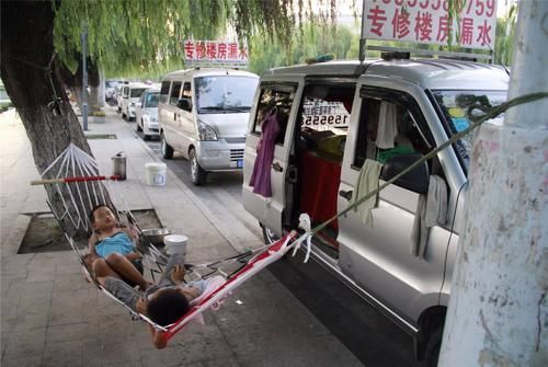 二胎政策|4口人挤24平米小房间,网友:就这还敢生?条件艰苦该不该生二胎