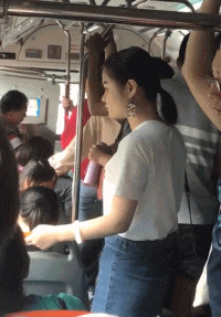 |搞笑GIF：好玩是好玩 就是有点费舌头