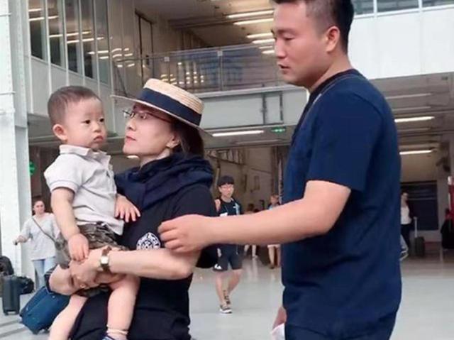 儿子|宝爸带儿子去车站接奶奶,却遭区别对待,网友有孙子还要啥儿子