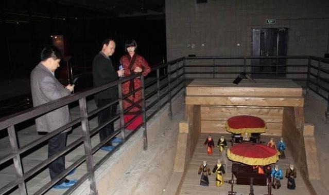 男尸$专家打开千年古墓，唐朝公主安然躺在墓中，一旁还有风干的男尸！