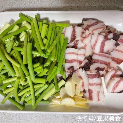 这道蒜苔炒腊肉香极了，儿子三天两头就要吃