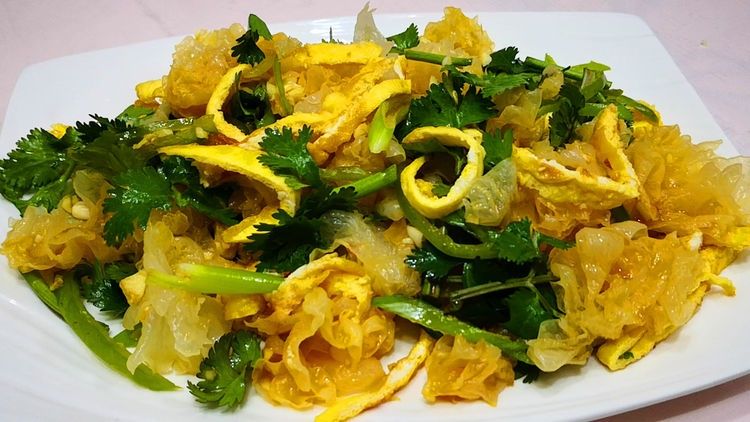 银耳别只炒着吃，加2个鸡蛋教你新吃法，8分钟上桌，待客也有面子