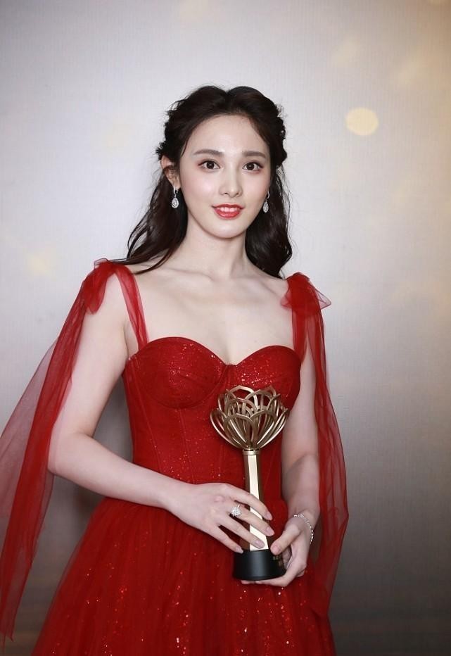 羽毛|彭小苒的生图跟精修似的, 一袭红裙妩媚灵动, 衬得肤色好白嫩