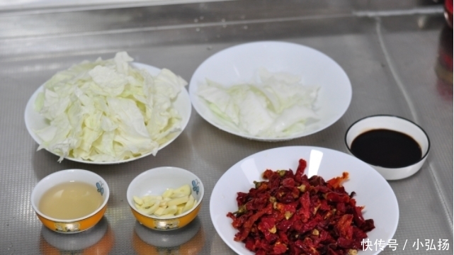 秋冬季节吃白菜,一斤不到三块钱,简单一炒就能上桌