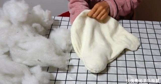 抱枕|家里不穿的废旧衣服不要扔，照着锅盖剪一剪，超市的要卖一两百！