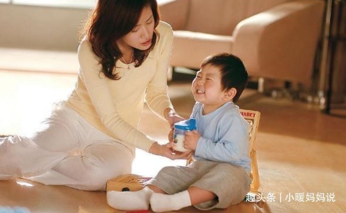 活动范围|妈妈买菜回家,发现女儿满身“血迹”倒地不动,随后拿起了拖鞋