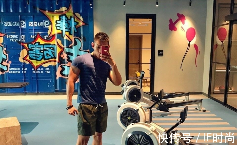 腹肌|颜值与身材俱佳的90后型男,结实的腹肌和胸肌让人心动!