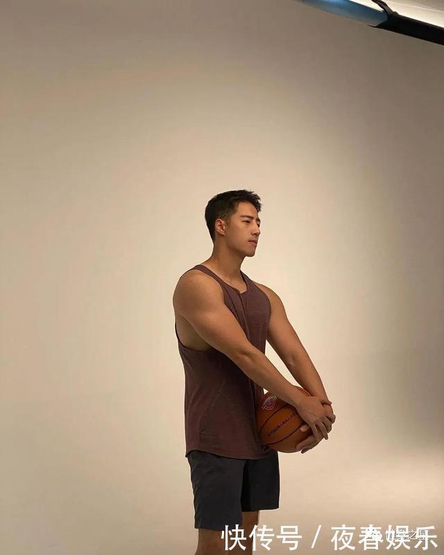 小哥|小伙一周健身4次，戒掉炸鸡甜品，如今身材傲人，肌肉线条硬朗
