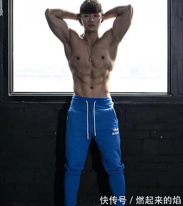 男模|硬朗帅气穿着紧身运动裤的肌肉小狼狗,男模身材的男生肯定招人爱!