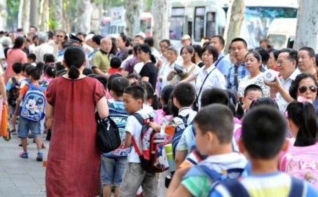 小李|“这是溺爱!”专家批判家长接送孩子引众怒:你自己有小孩吗?