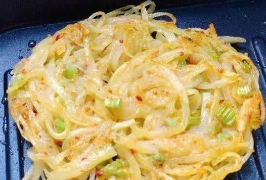 不腻|孩子早餐就馋这饼,一个土豆俩鸡蛋,10分钟就出锅,天天吃都不腻