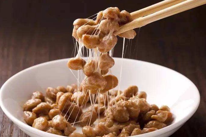 纳豆纳豆|脸色暗黄的女性,再穷也要买3种食物,不出1个月,皮肤掐出水