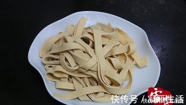 干豆腐别再凉拌了,按张亮的做法,上桌就被清盘,真好吃