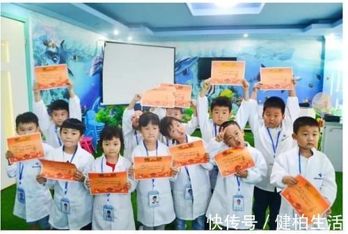 老师|“全班只有我儿子没奖状”,担心伤孩子自尊,妈妈被老师移出群聊