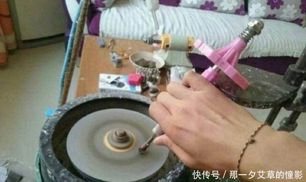 骄傲|小伙子用啤酒瓶做成钻石,接下来的一幕让他骄傲了