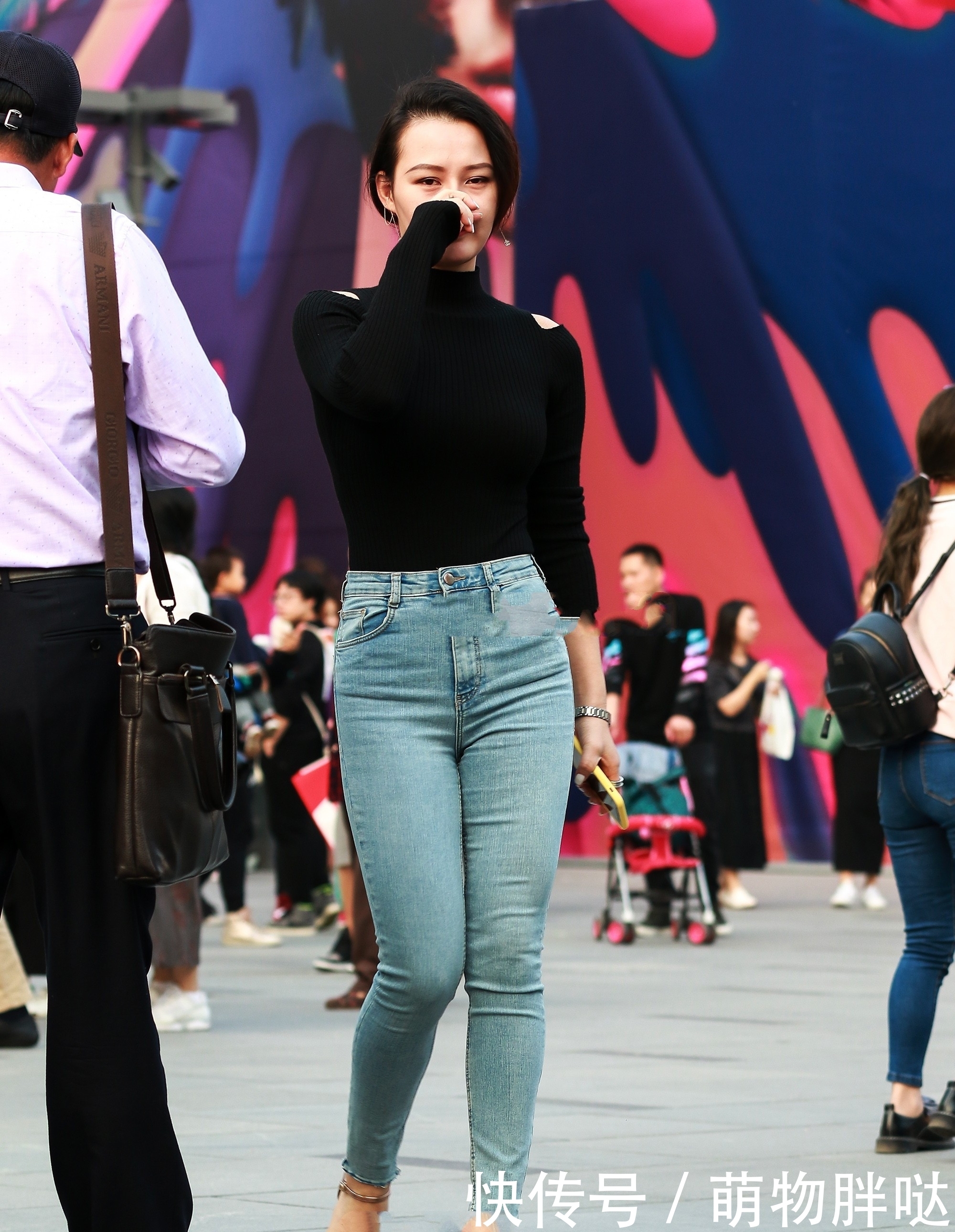 高领|黑色高领上衣,搭配牛仔裤,简单大方