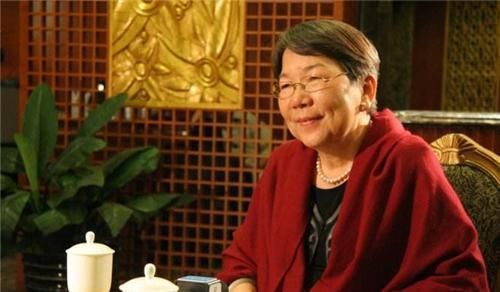 精卫|席慕蓉：《愚公移山》很可怕，应移出语文教材，她的理由是什么？