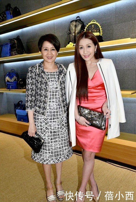 搭配|赌王四太梁安琪终于不扮嫩了,穿小香风套裙,又成为大婶穿搭楷模