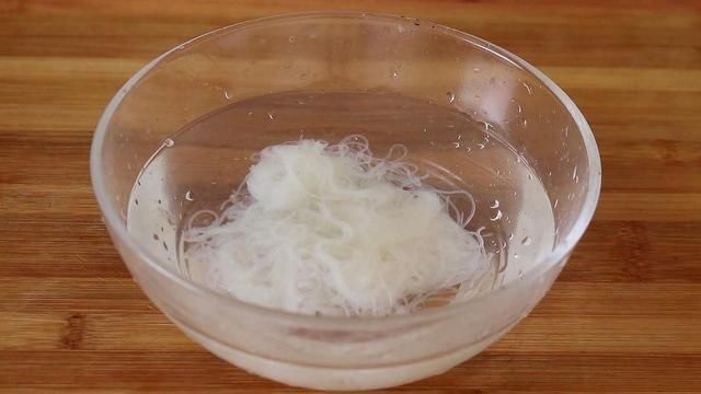  2个黄瓜，2个鸡蛋，不用炒，简单一做，上桌全家抢着吃