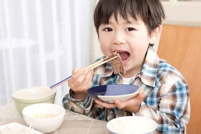 肉泥|孩子多大时候能“吃肉”很多宝妈都搞错了时间，1岁再喂就晚了